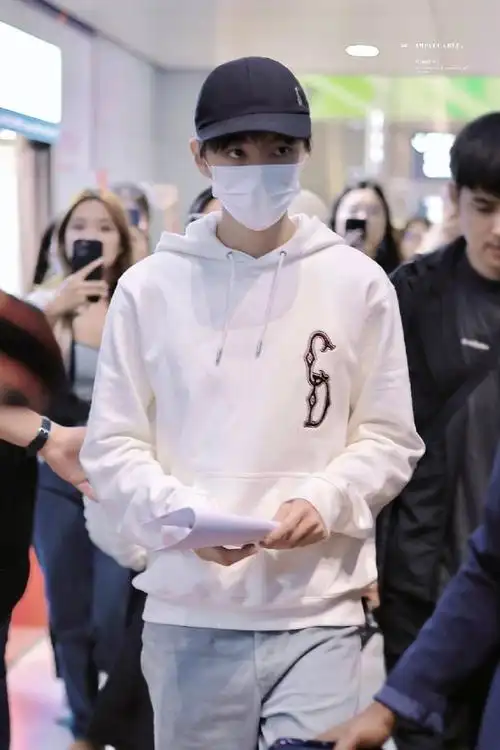 王俊凯和巴黎机场大屏上的王俊凯同框