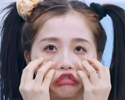 孔雪儿扮"鬼脸"时,谁注意到虞书欣表情,嫌弃是藏不住的