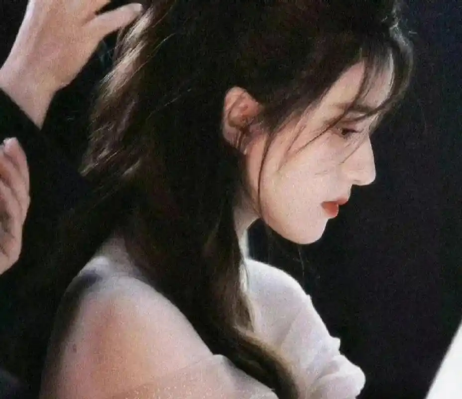 赵露思这张照片封神了 露思宝宝这张侧脸照好惊艳啊啊啊啊,太美了谁懂