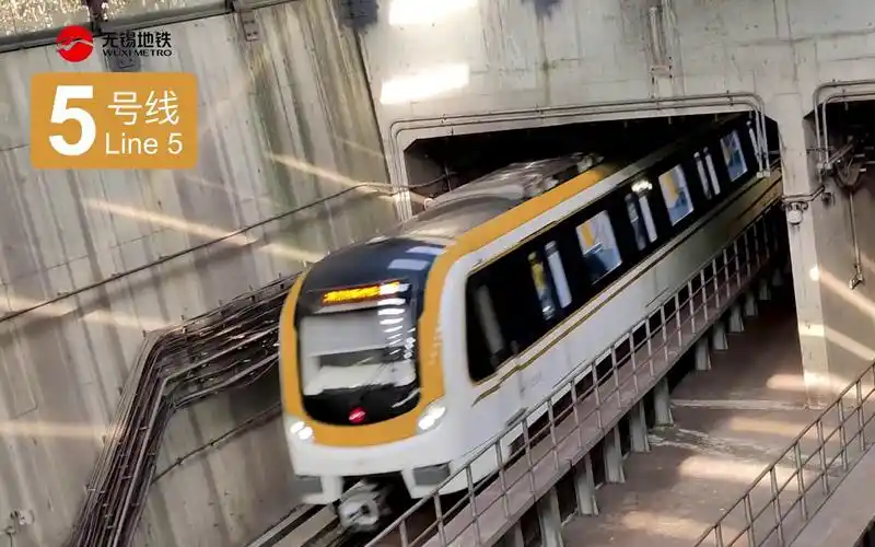 "全站首发(bushi)"无锡地铁5号线列车黄阿福正线调试