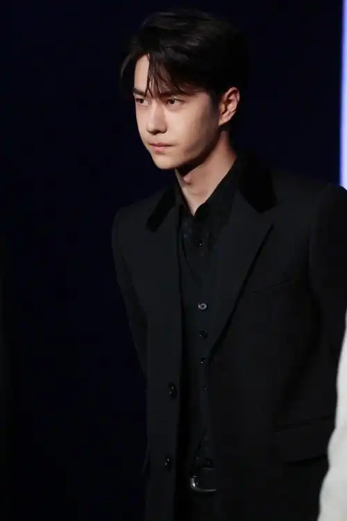 王一博黑色长款西装造型