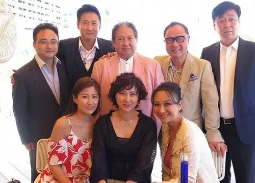 还与这4个继女和继子相处的很好,洪金宝的三个儿子如今分别在武术