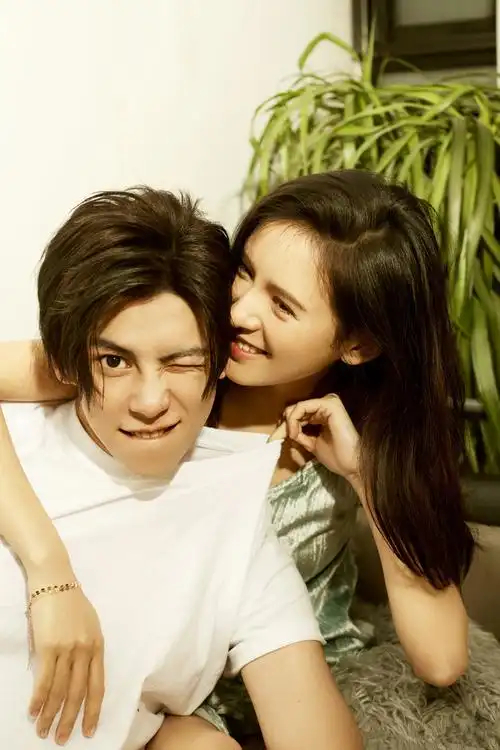 张予曦晒与男友恋爱周年甜蜜写真 男帅女美超般配