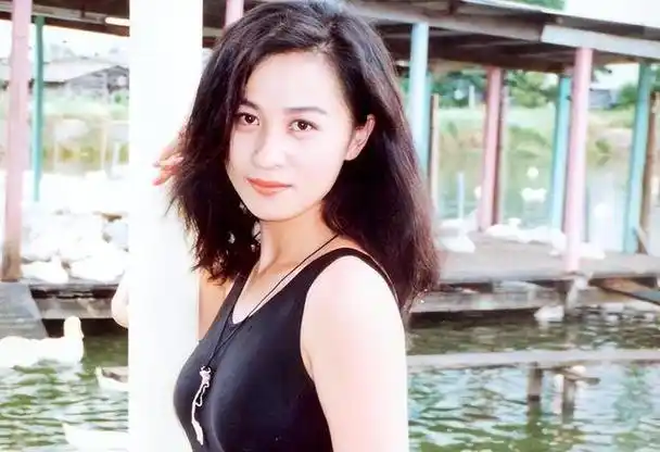 刘嘉玲陪家人赴日本赏花78岁刘妈妈素颜出镜母女同框一样优雅