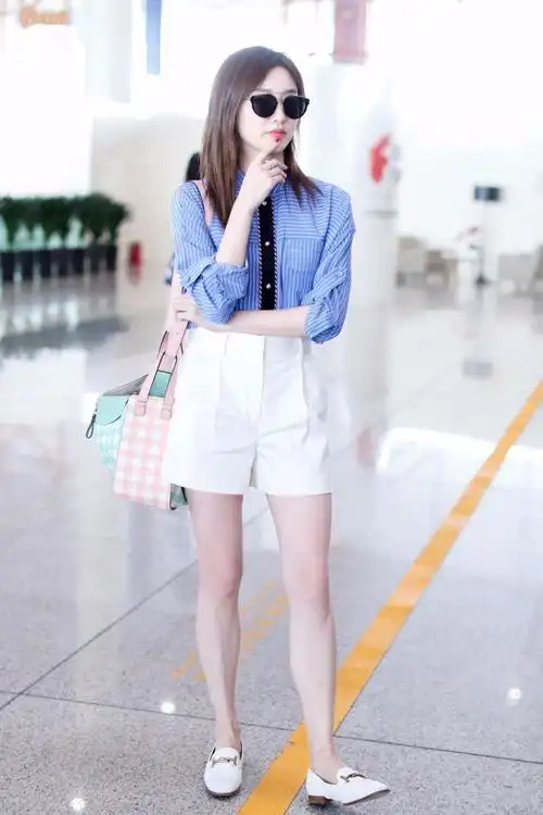 江疏影穿蓝白条纹衬衫搭配白色短裤秀白皙长腿 撩发卖萌气场十足
