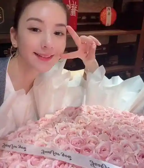 方媛晒全家福庆生,58岁郭富城送娇妻巨型玫瑰,夫妻俩越爱越高调