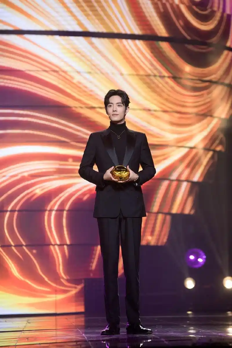 肖战阅文盛典超级风云男演员,身着黑色正装帅气爆表!