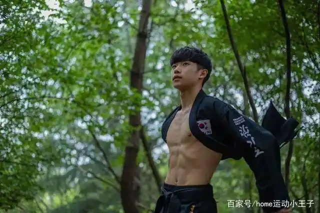 小哥哥阳光帅气清新,小奶狗的脸大狼狗的肌肉身材!