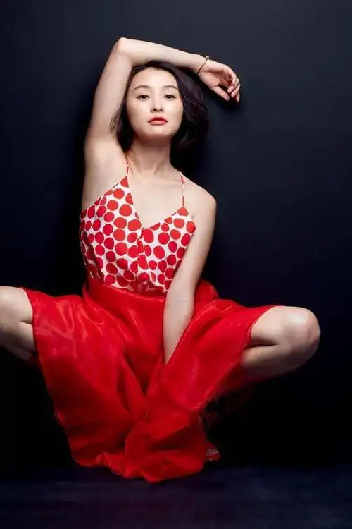 曾黎人称中戏第一校花当她和51岁吴越站一起差距一目了然