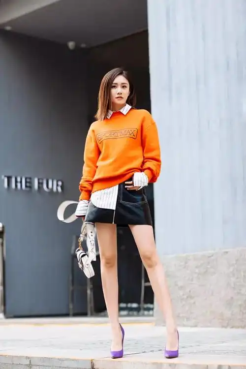 ol的刚,刚柔并济之下,再搭皮质的a字裙和紫色高跟鞋——加倍的秀场