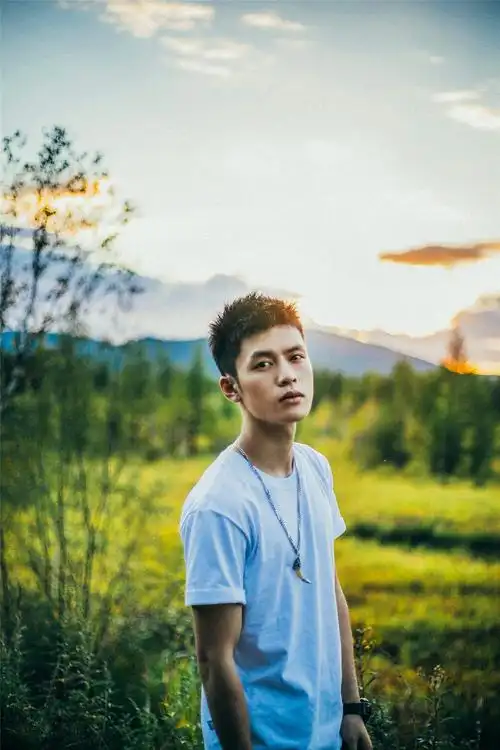 p>宁桓宇,1993年9月11日出生于贵州省铜仁市,中国内地流行乐男歌手