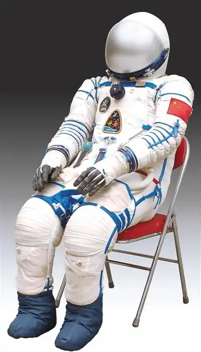 "神舟五号"载人飞船航天员杨利伟穿的舱内航天服.国博供图