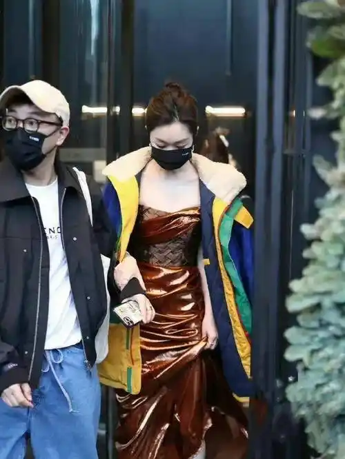 又是被宋轶美到的一天,曾谈理想型:安静成熟比我黑_白敬亭_戚薇_礼服