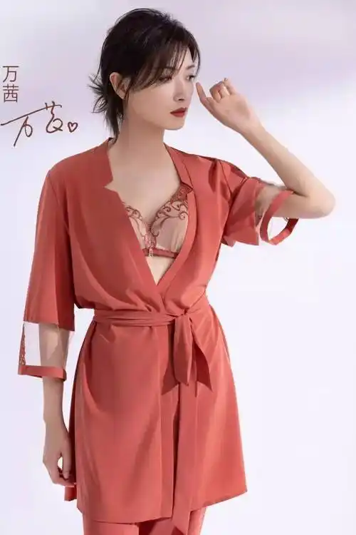 杨幂万茜代言内衣 跟又欲又飒的杨幂相比 万茜的英气被秒成了运动风