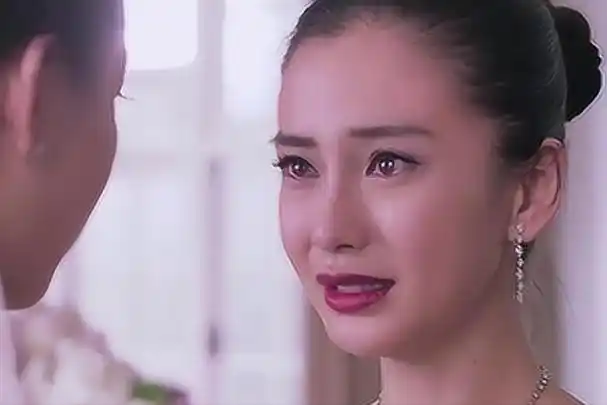 有时候,杨颖偶尔需要借助眼药水来表演一场哭戏.