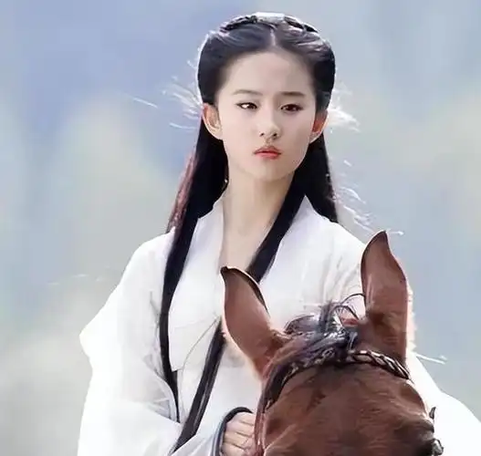 有一位女明星因其在《天龙八部》中扮演王语嫣的"神仙姐姐"刘亦菲而被