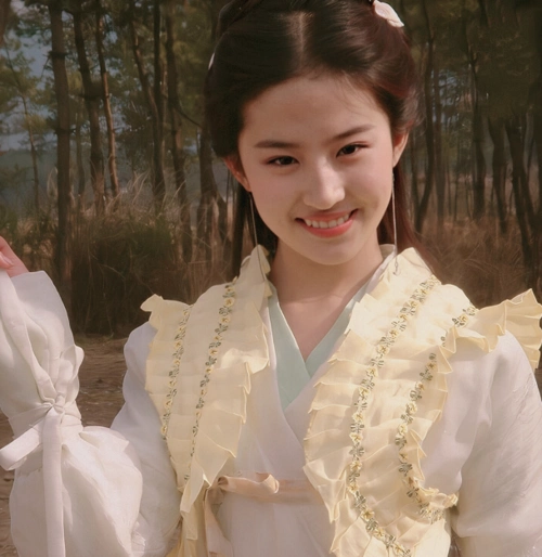 说起来刘亦菲,可能是很多网友心目中的白月光,毕竟当年的赵灵儿,小