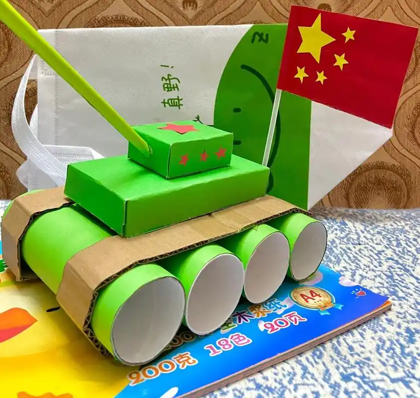 军事武器手工劳作-坦克 小小兵00 -材料纸筒和药盒 并凑了坦克