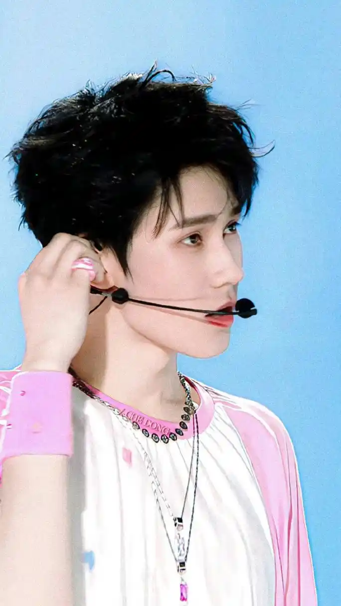 张真源手指镜头# 张真源"一指封神"场面也太绝了,他真的瘦了好多