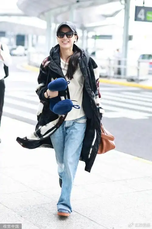 黄圣依穿毛绒大衣休闲舒适 素颜出镜笑容灿烂