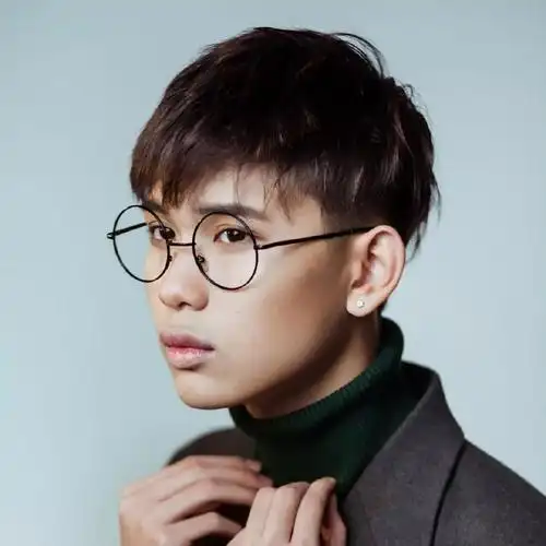 适合发际线高的13款男生短发