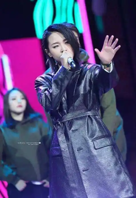 吉克隽逸和周笔畅都是80后,她们成长在一个音乐资源丰富,机会多样的