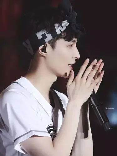 张艺兴连手都这么好看,十指尖尖白皙修长,简直不要太撩!