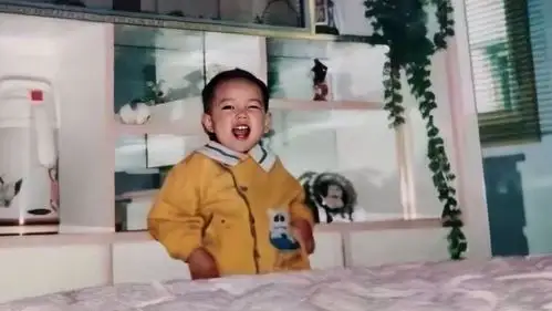 肖战肉嘟嘟童年照让你想直接上手吗?