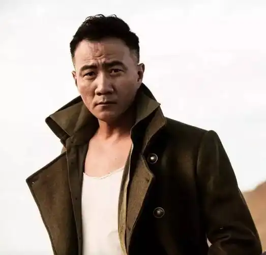 演员胡军:认刘嘉玲当姐姐,曾与刘涛因戏生情,今儿女双全很幸福