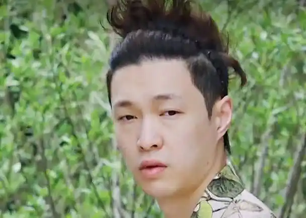 张艺兴早上被猪脚撞醒,戴着头箍就出门,30岁的素颜太真实了_桌子_皮肤