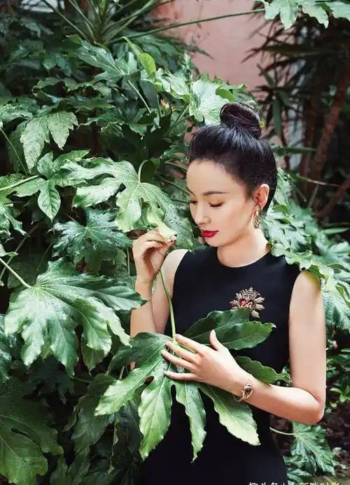 陶虹在家真放得开,直接素颜练瑜伽,这颜值赛过小花旦!_时尚_显得_运动