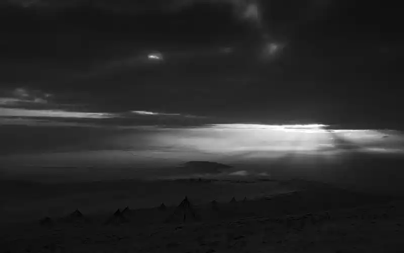 苍茫山水风光唯美黑白高清桌面壁纸