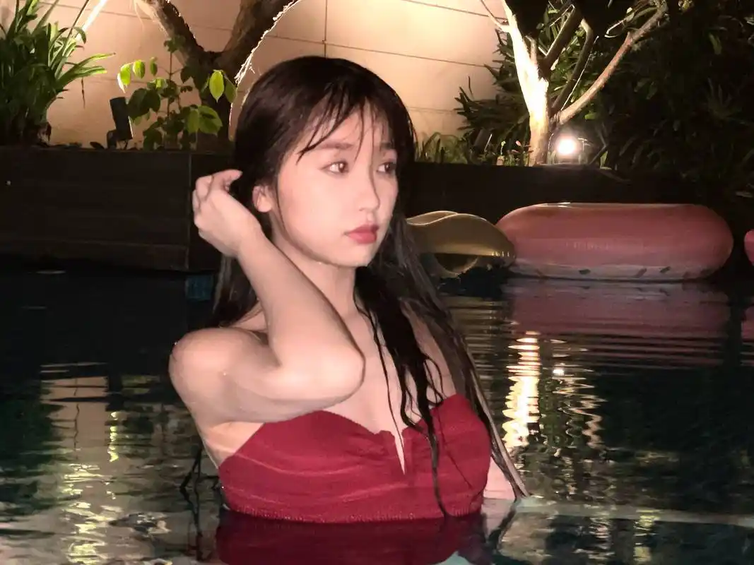 虞书欣穿深v露出胸口雪白肌肤. 虞书欣水下泳装照,氛围感满满! 邮书