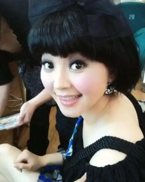 央视主持人方琼:和大8岁领导闪婚,婚后分居多年,她过得幸福吗