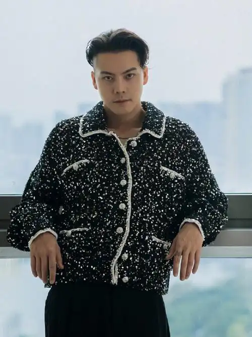 陈伟霆新年照片得放大看