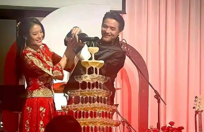 舒淇晒与冯德伦结婚纪念日合照