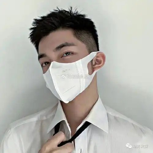 两边的头发渐层铲短,顶区的头发及刘海可以根据自己喜欢的长度进行