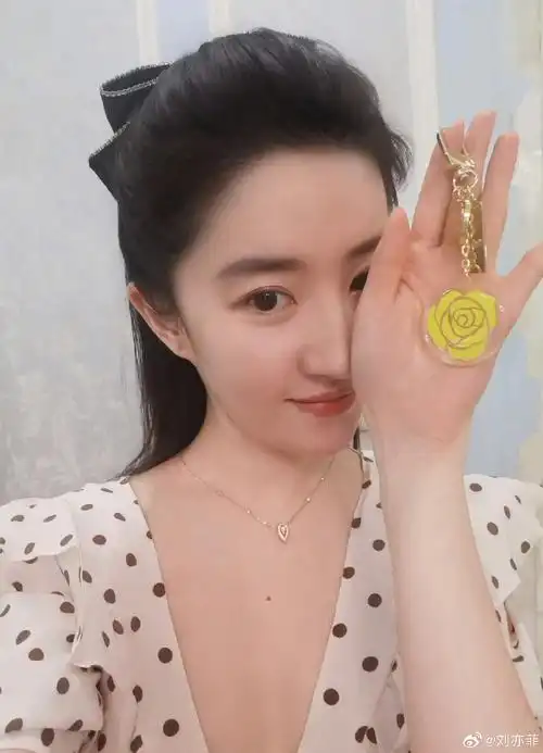 刘亦菲自拍水平二十年如一日