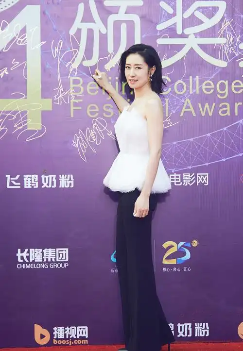 又被刘敏涛惊艳到了,一袭星空抹胸裙尽显优雅感,早该这样穿了