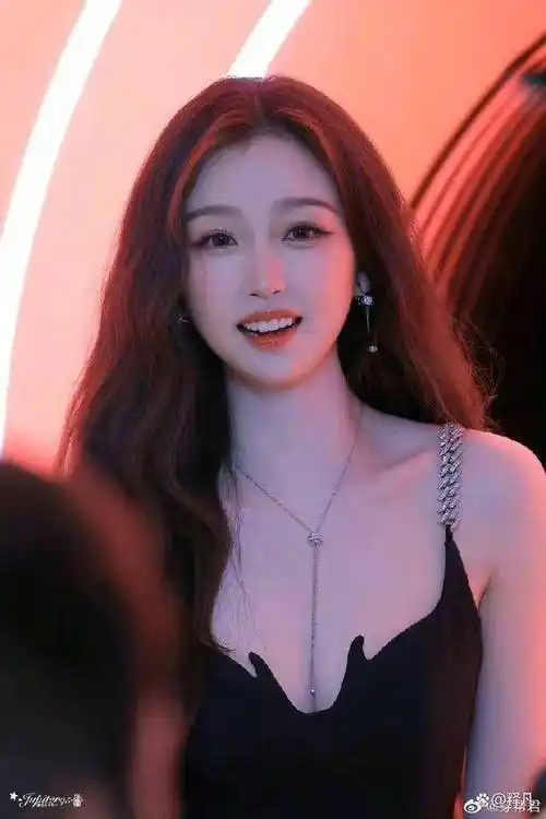 前阵子,有人曝光了以前虞书欣的泳装美图,她当时肤白貌美,露出自己的