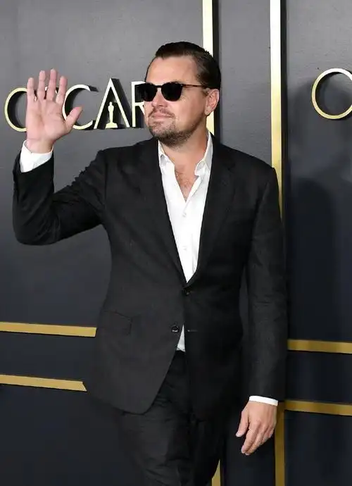 当天为了参加奥斯卡的提名宴会,小李子莱昂纳多剪短了前段时间的长发