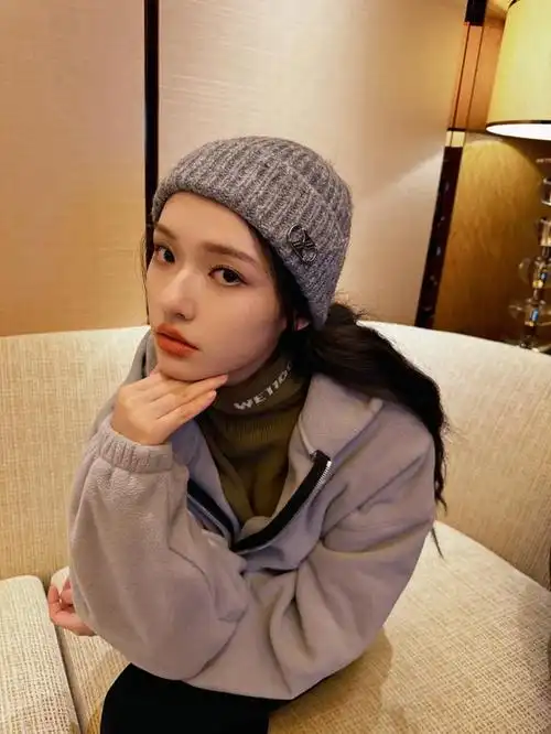 林允灰色针织帽搭棕色大棉服 温暖又时尚 闭眼甜笑 表情软萌可爱