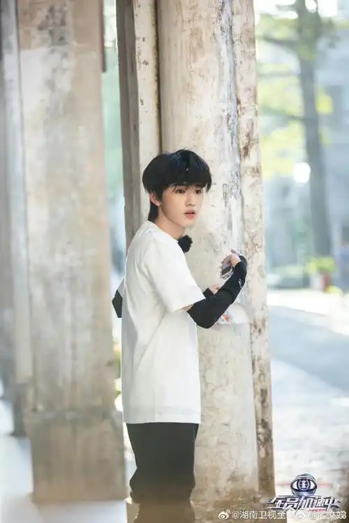 宋亚轩白t发带剧照##宋亚轩白t发带造型