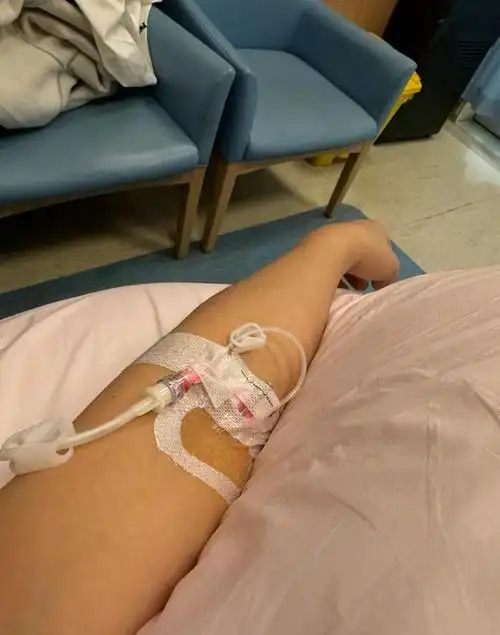 此外,刘维还晒出自己躺在病床上输液的照片,以及对自己进行检测的仪器