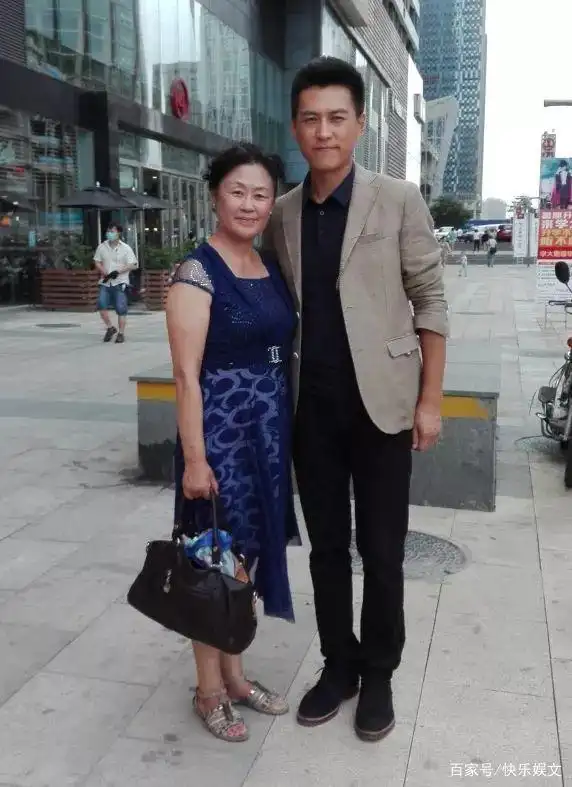 靳东与家人合照,看起来相当温馨