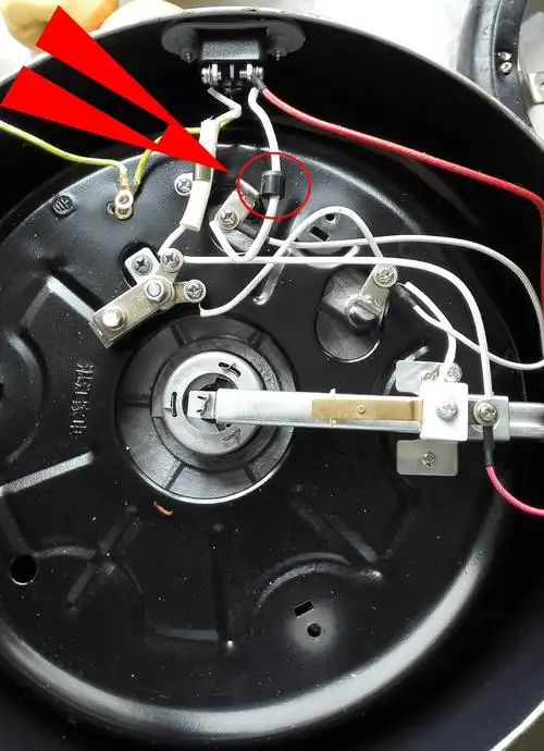 电饭锅发热盘和电源线之间有个黑色的东东是什么?干什么用的?