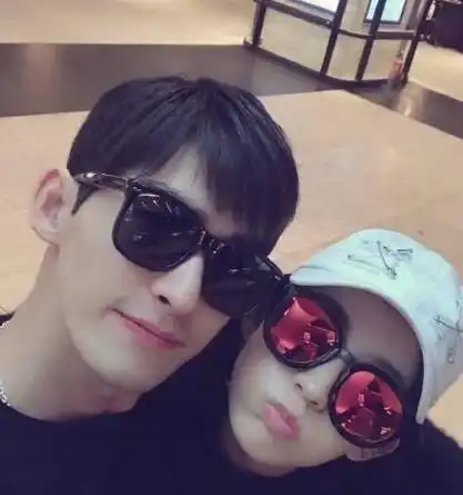 张翰疑新恋情曝光,与女子逛园区看羊驼,后援会辟谣澄清女方身份