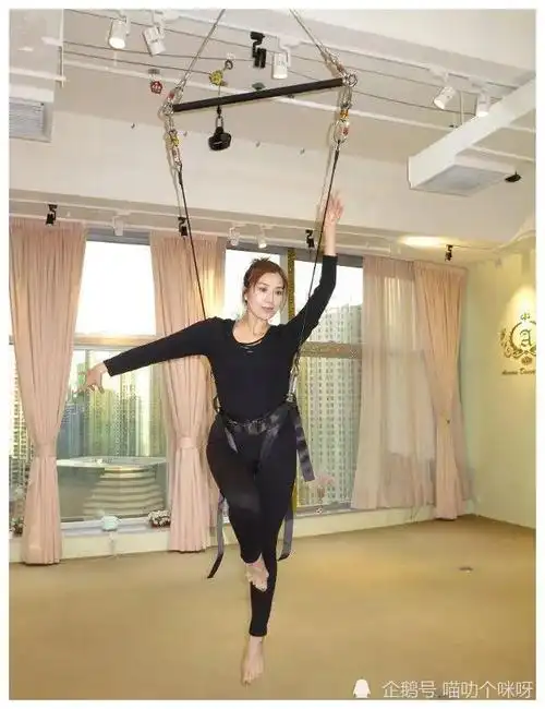 这对于普通人而言绝对是苦活,不过即使黄智雯舞功深厚,但倒吊跳舞也还