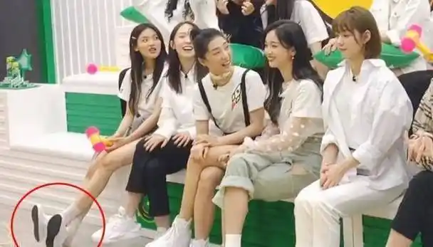 原创火箭少女录节目yamy吴宣仪双c位谁注意杨超越把鞋脱了