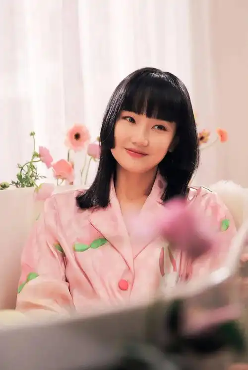 兼具东西方气质的独特魅力_黄龄